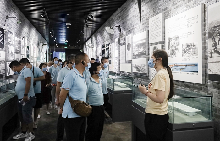 1656641626288915.jpg 图二:参观博物馆 - 副本.jpg