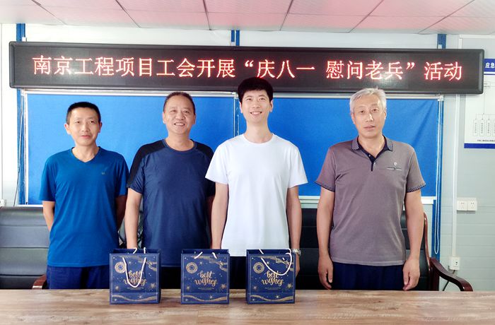 1659692268158701.jpg 图1:慰问退伍职工_副本.jpg