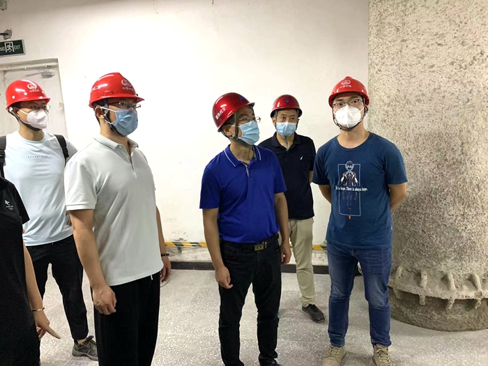 听取项目汇报.jpg