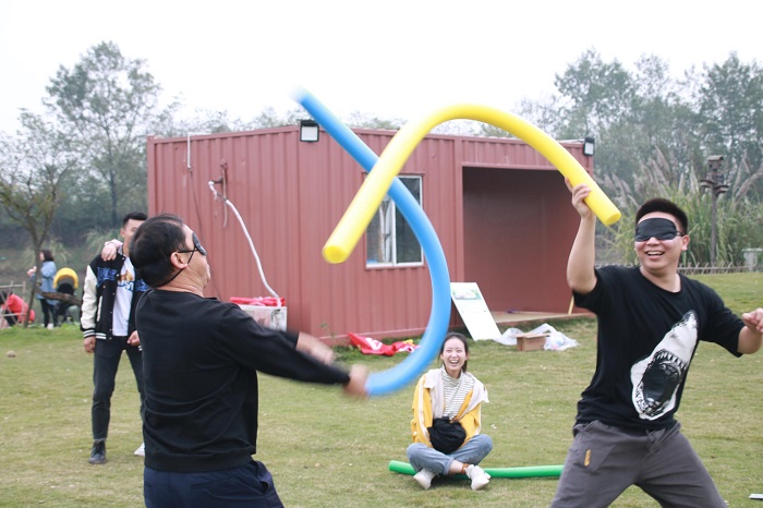 图1：蒙眼互打.jpg