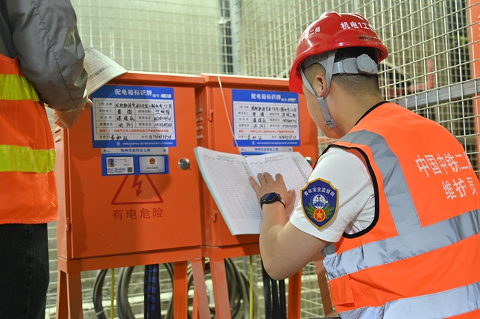 图2：检查配电箱 - 副本.JPG