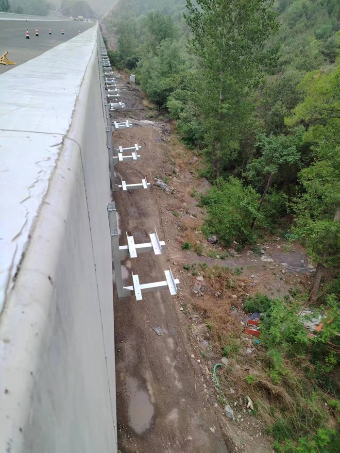 首批管箱支架安装成品 - 副本.jpg