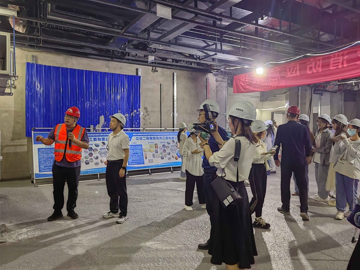 1686274525968559.jpg 图:参观现场_副本.jpg