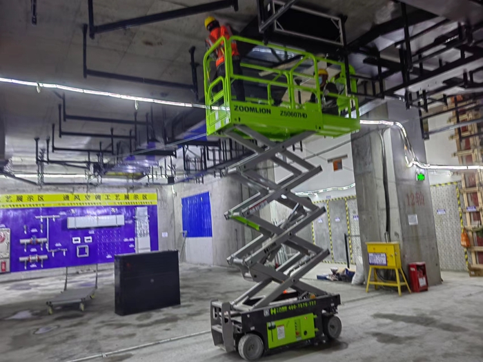 图2工人安装支架 - 副本.jpg