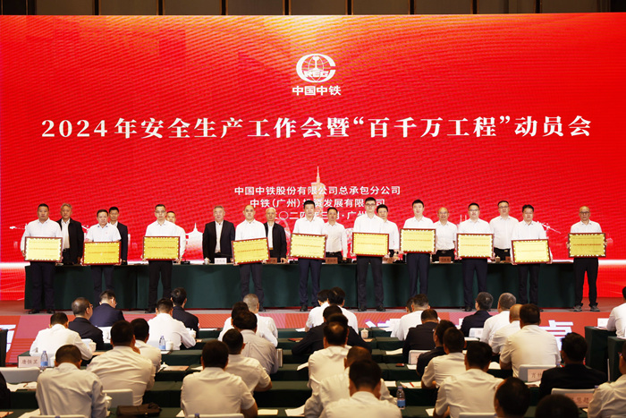 图1：颁奖照片1_副本.jpg