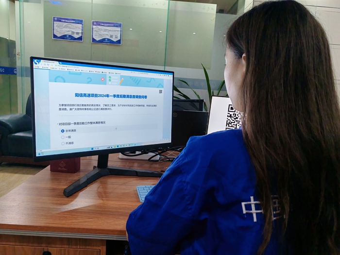 图1：员工填写调查问卷.jpg